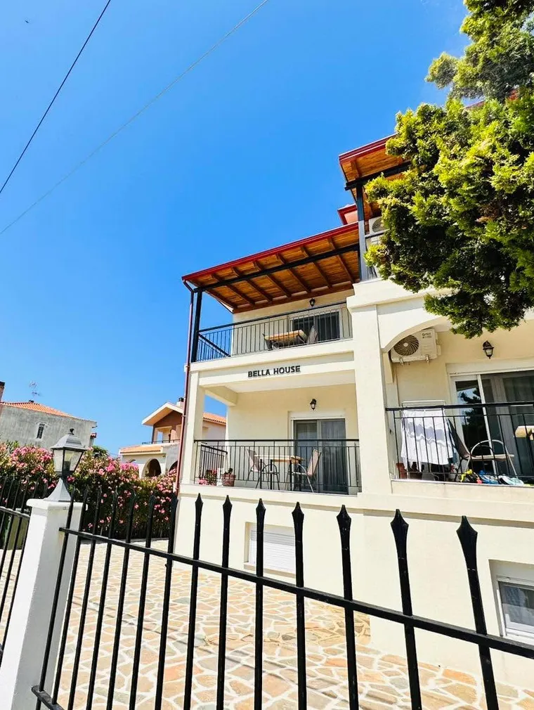 Bella House Nikiti - fațada vilei sub cerul senin